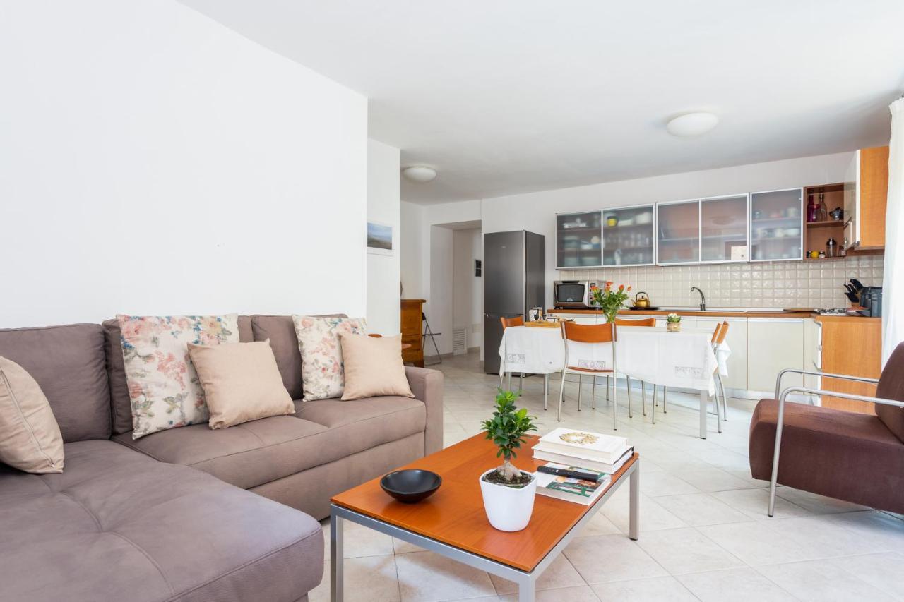Spacious 3-Bedroom Apartment With Courtyard In Tempio Pausania - Perfect For Families Kültér fotó
