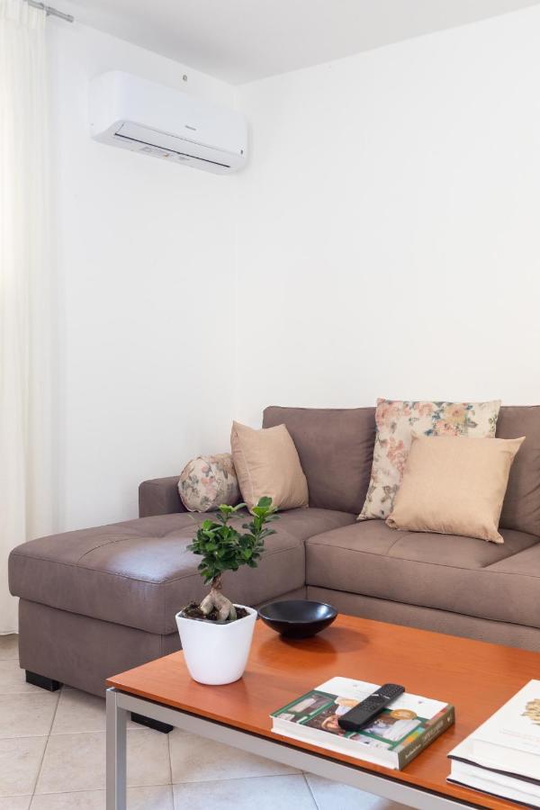 Spacious 3-Bedroom Apartment With Courtyard In Tempio Pausania - Perfect For Families Kültér fotó