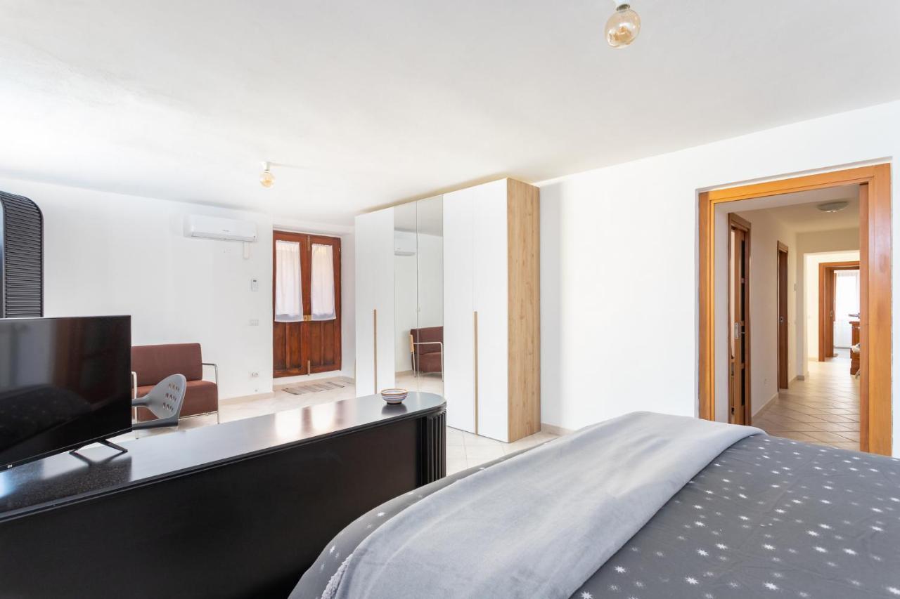 Spacious 3-Bedroom Apartment With Courtyard In Tempio Pausania - Perfect For Families Kültér fotó