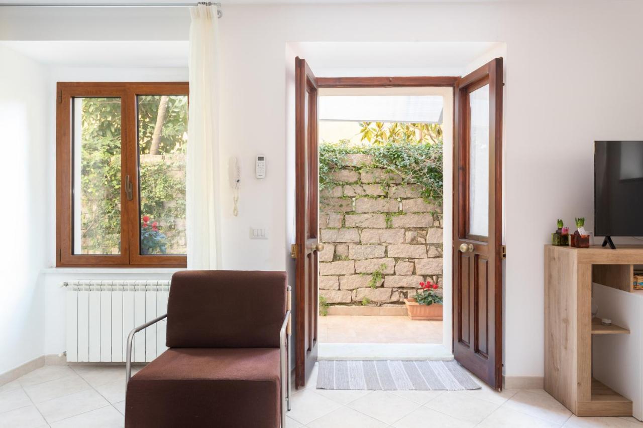 Spacious 3-Bedroom Apartment With Courtyard In Tempio Pausania - Perfect For Families Kültér fotó