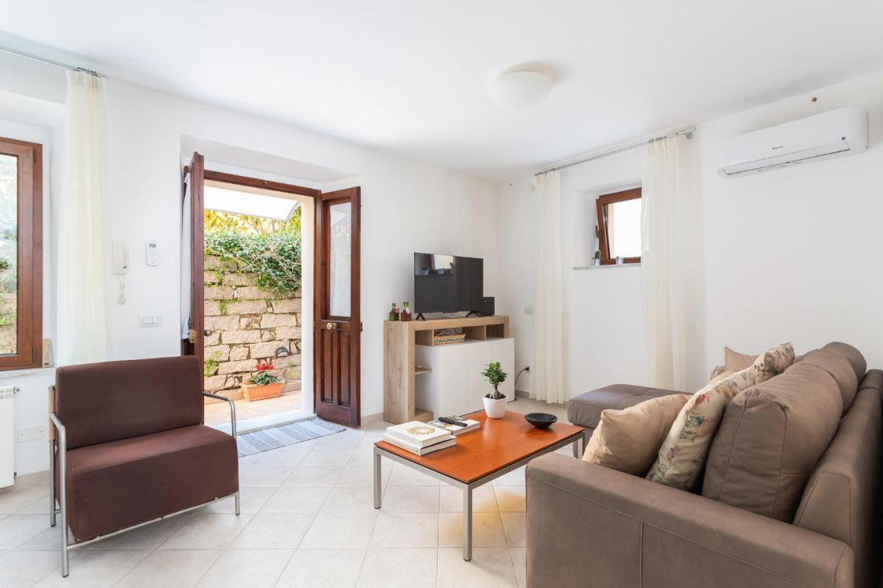 Spacious 3-Bedroom Apartment With Courtyard In Tempio Pausania - Perfect For Families Kültér fotó