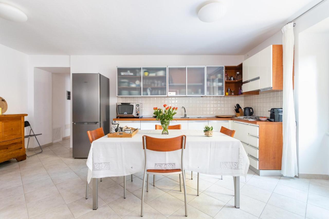 Spacious 3-Bedroom Apartment With Courtyard In Tempio Pausania - Perfect For Families Kültér fotó