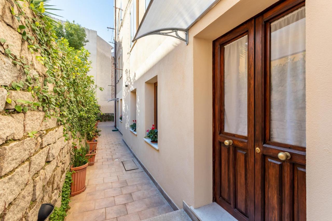 Spacious 3-Bedroom Apartment With Courtyard In Tempio Pausania - Perfect For Families Kültér fotó