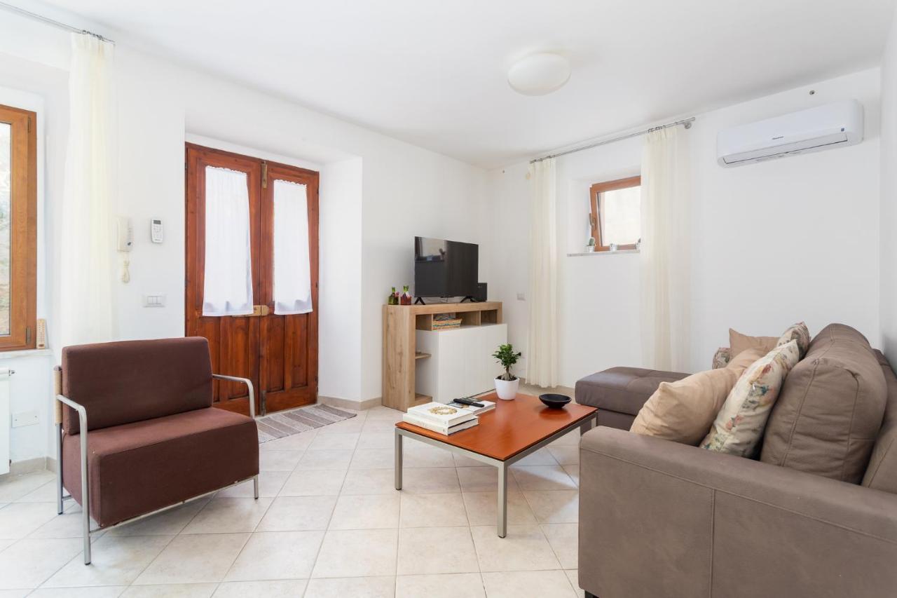 Spacious 3-Bedroom Apartment With Courtyard In Tempio Pausania - Perfect For Families Kültér fotó