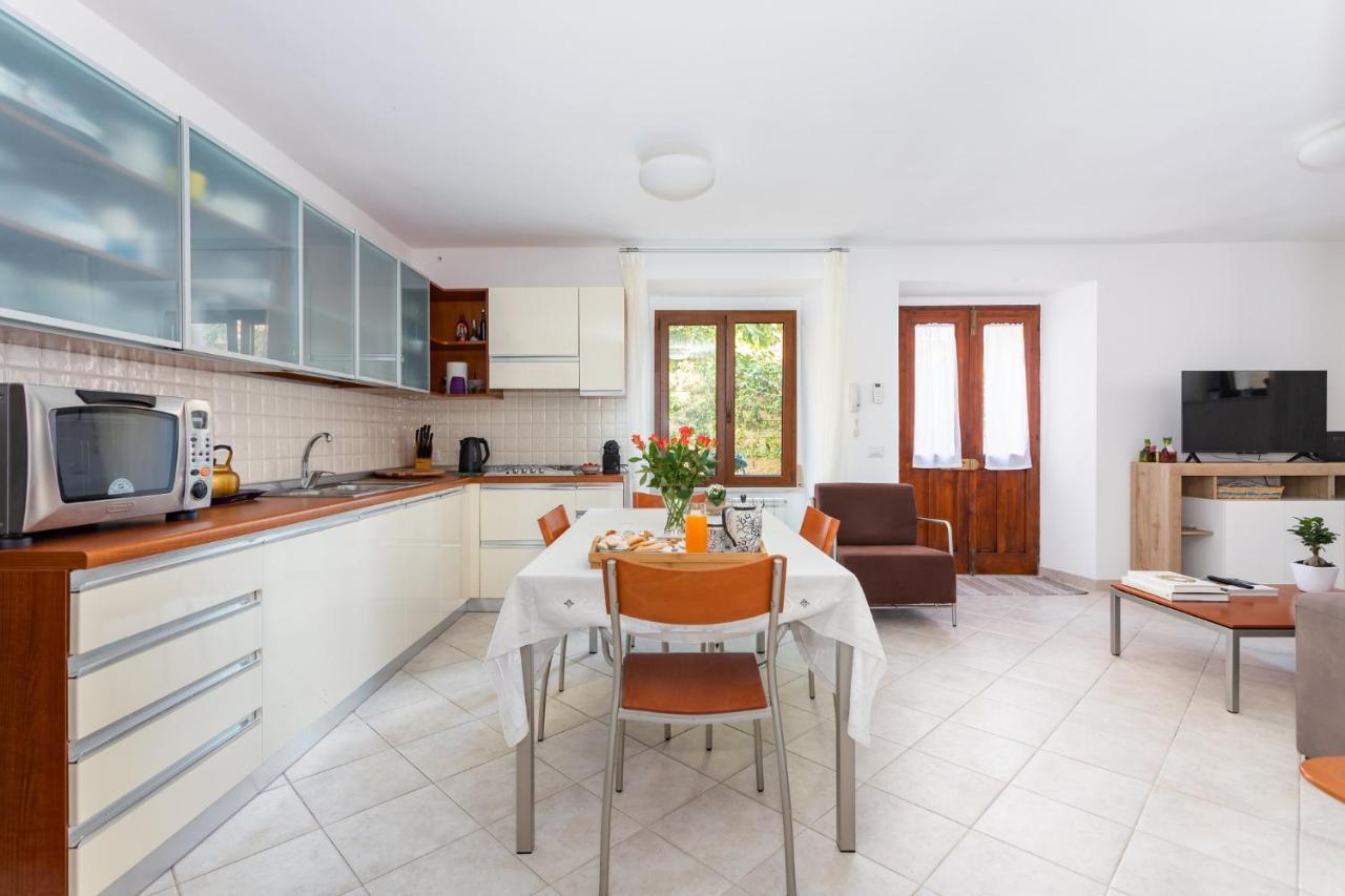 Spacious 3-Bedroom Apartment With Courtyard In Tempio Pausania - Perfect For Families Kültér fotó